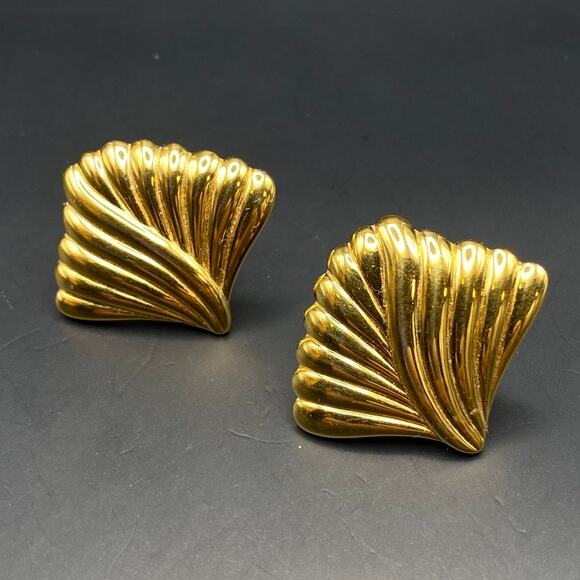 Vintage MONET Fan Sea Shell Earrings Clip On Shiny Gold Tone Classic - Picture 2 of 7